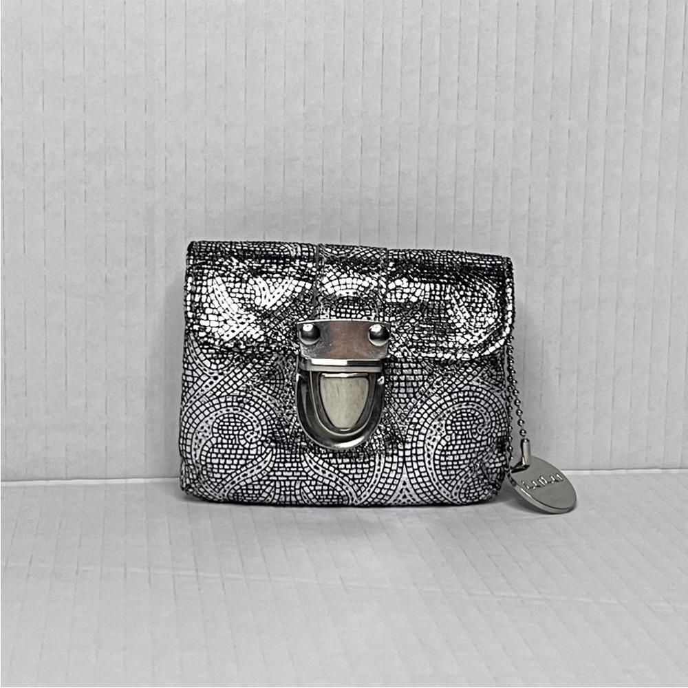 Lulu’s Metallic Wallet - Picture 2 of 13